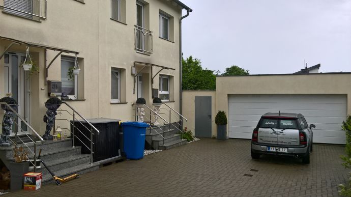 Hettstadt -Eingang mit Garage - Holmer Immobilien